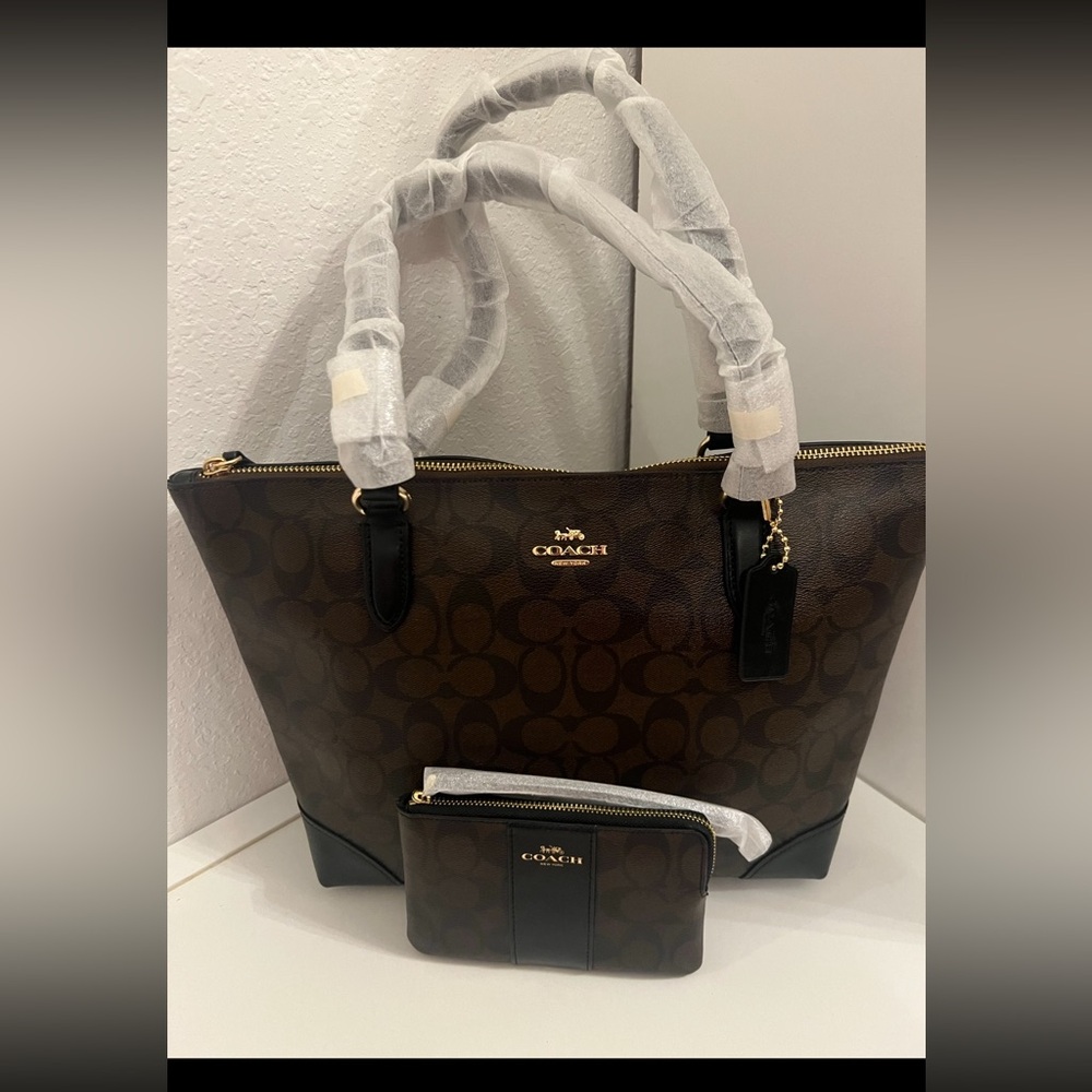Bundle 💕Coach Logo Tote & matching Wristlet In
Signature Canvas